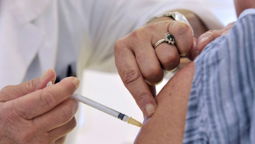 Une infirmière vaccine une femme contre la grippe le 14 septembre 2009 dans un hôpital à Clermont-Ferrand