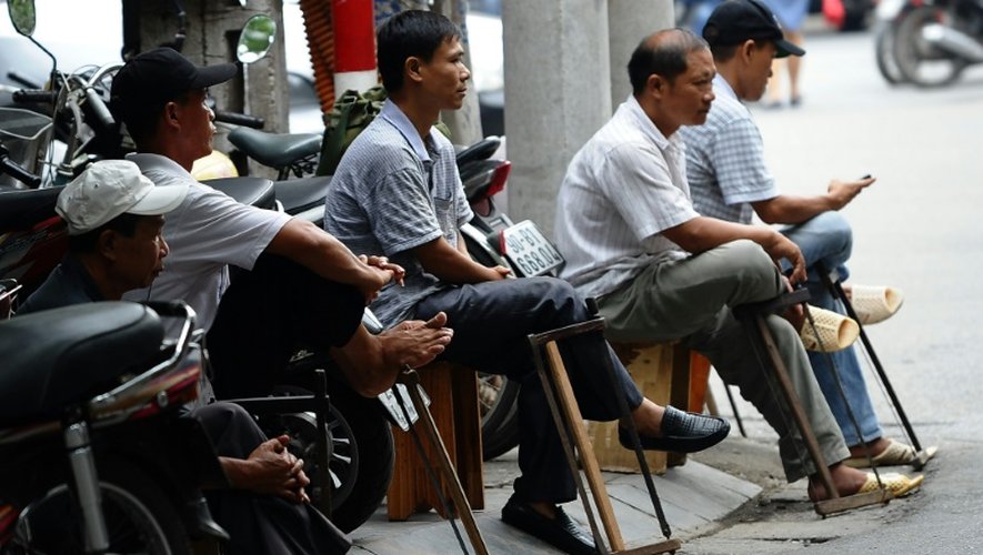 Des ouvriers journaliers attendent des propositions de travail le 17 septembre 2015 à Hanoï