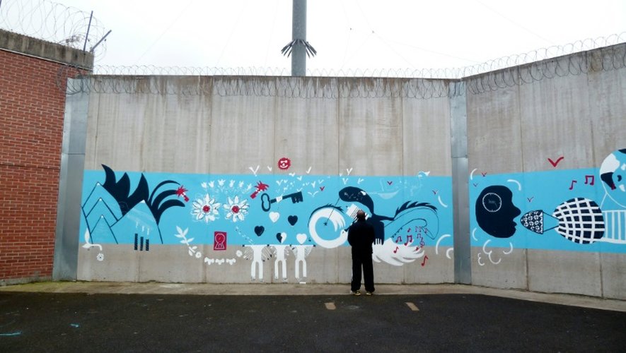 Un détenu devant une fresque réalisée par ses compagnons de cellule dans le cadre du programme "Respecto" de la maison d'arrêt de Villepinte, le 14 octobre 2016
