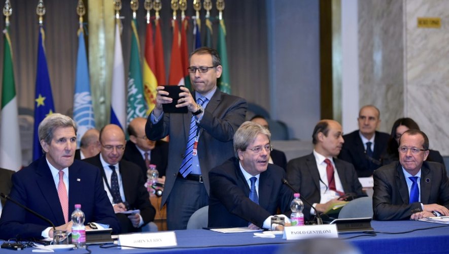 Le secrétaire d'Etat américain  John Kerry (g), son homologue italien Paolo Gentiloni (c) et l'envoyé de l'ONU pour la Libye Martin Kobler (d) 
assistent à la conférence internationale sur la Libye à Rome le 13 décembre 2015