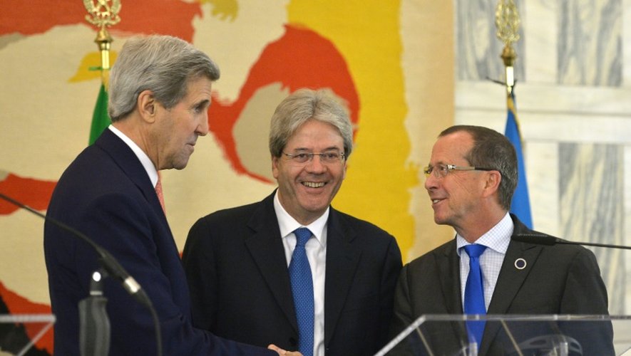 (g-d) Le secrétaire d'Etat John Kerry, son homologue italien Paolo Gentiloni et l'envoyé spécial de l'ONU, Martin Kobler, à Rome le 13 décembre 2015