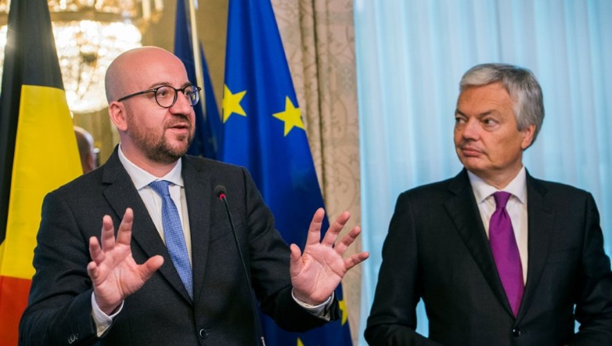 Le Premier ministre belge Charles Michel (g), et le ministre des Affaires étrangères belge Didier Reynders (d), lors d'une conférence de presse sur la CETA, le 24 octobre 2016 à Bruxelles