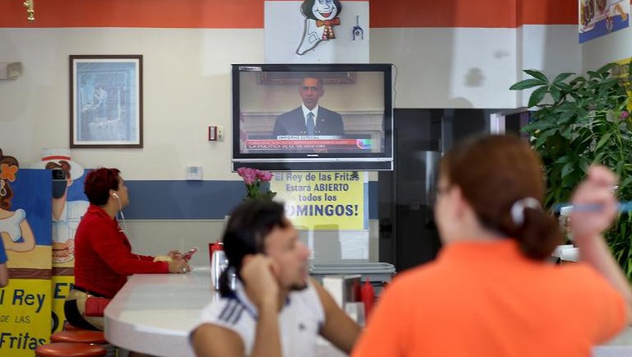 Des Américains de Miami écoutent le discours historique d'Obama sur le rapprochement entre Cuba et les Etats-Unis, dans un restaurant de la ville le 17 décembre 2014