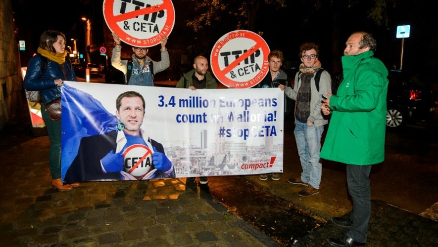 Manifestation contre le traité de libre-échange avec le Canada (CETA), le 18 octobre 2016 devant le Parlement à  Namur