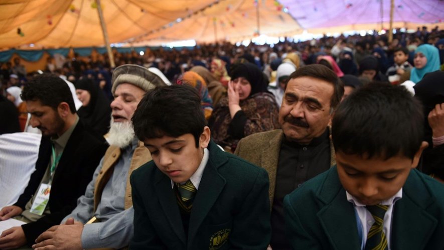 Les familles et les proches des 151 victimes de l'attentat contre une école de Peshawar lors d'une cérémonie en leur mémoire le 8 décembre 2015