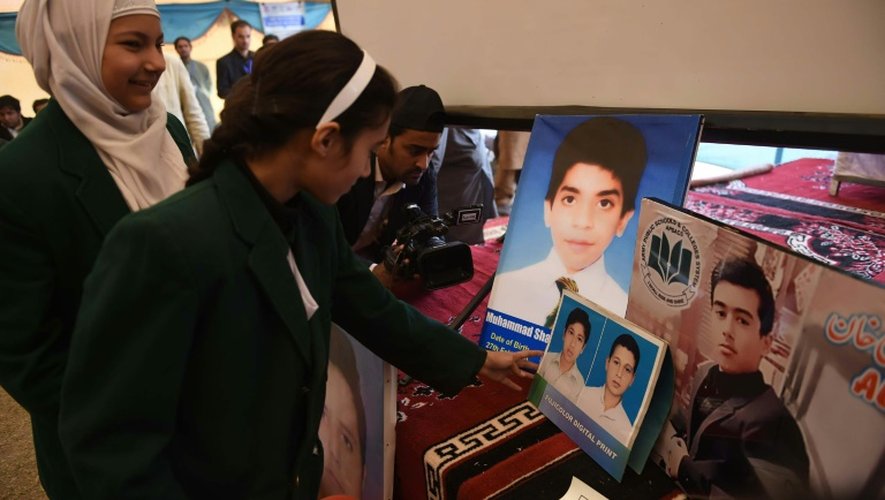 Des étudiants pakistanais regardent des photos de victimes de l'attentat contre une école de Peshawar lors d'une cérémonie en leur mémoire le 8 décembre 2015