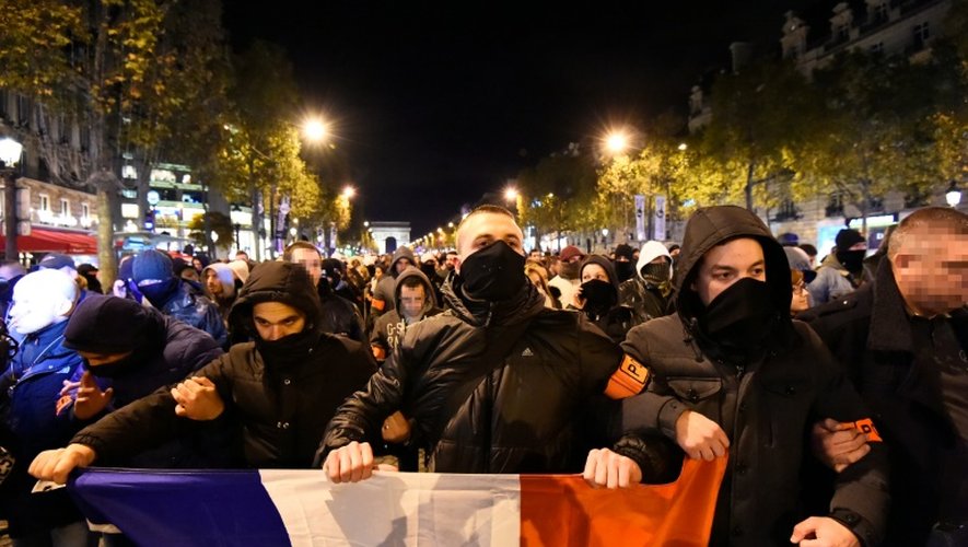 Manifestation de policiers sur les Champs Elysées dans la nuit du 20 au 21 octobre 2016 à Paris