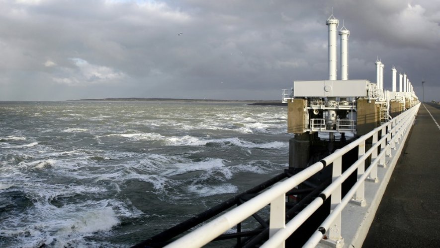 L'Oosterscheldekering, un dispositif anti-tempête de près de 9 km de long capable de sceller l'entrée d'un estuaire en cas de danger, photographié le 6 décembre 2013 à Oosterschelde