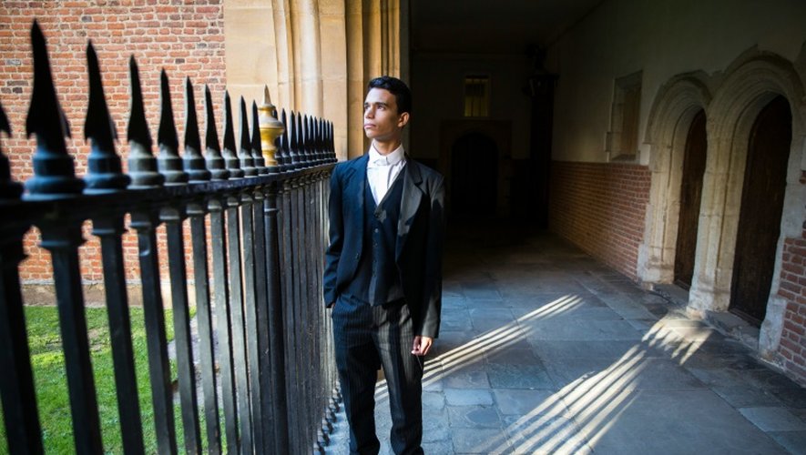 Ammar Mustapha, jeune Palestinien né en Libye, dans son uniforme queue de pie du prestigieux Eton College au Royaume-Uni, le 1er octobre 2015