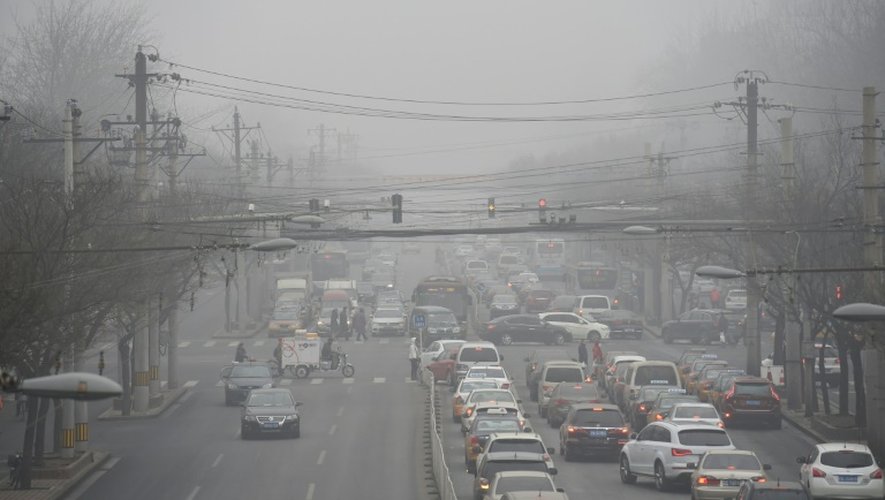 Des files de voiture prises dans un brouillard de pollution à Pékin, le 26 décembre 2015