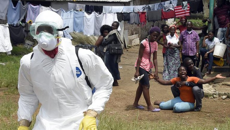 Chagrin d'une femme après le décès de son mari atteint par le virus Ebola le 4 octobre 2014 à Monrovia