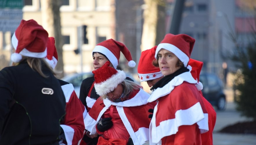Dans les rues de Rodez, des pères Noël en pagaille