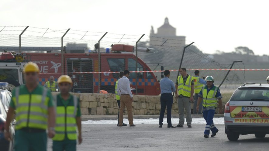 Des secouristes sur le site de l'accident d'un avion à Malte, le 24 octobre 2016