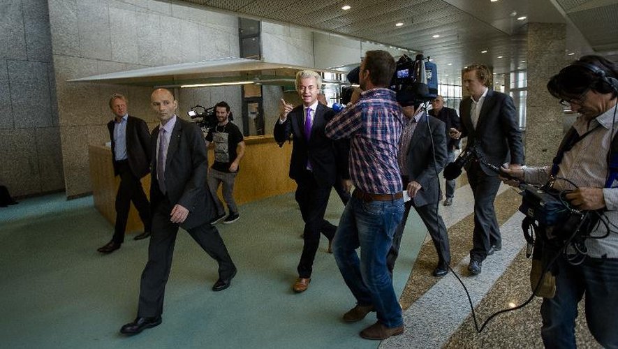 Geert Wilders entouré de journalistes le 9 octobre 2014 au Sénat à La Haye