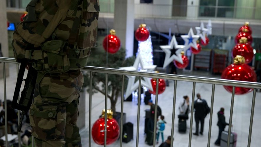 Des soldats patrouillent dans le hall de l'aéroport de Roissy CDG, le 3 décembre 2015