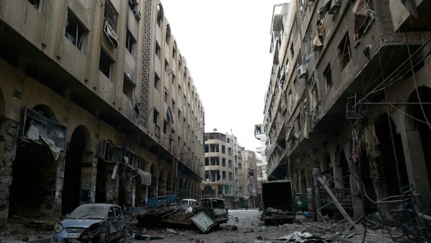 Une vue de Douma, à l'est de Damas le 13 décembre 2015, après une attaque aérienne