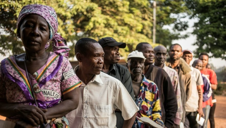 Des électeurs font la queue devant un bureau de vote à Bangui le 13 décembre 2015