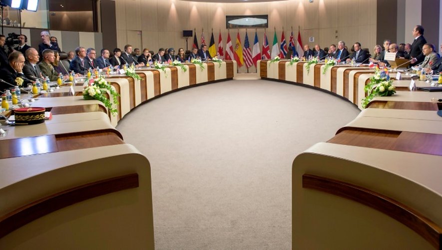 Vue générale de la salle de réunion à Paris, le 25 octobre 2016 où sont présents les ministres de la Défense des 13 pays participant à la coalition contre le groupe EI