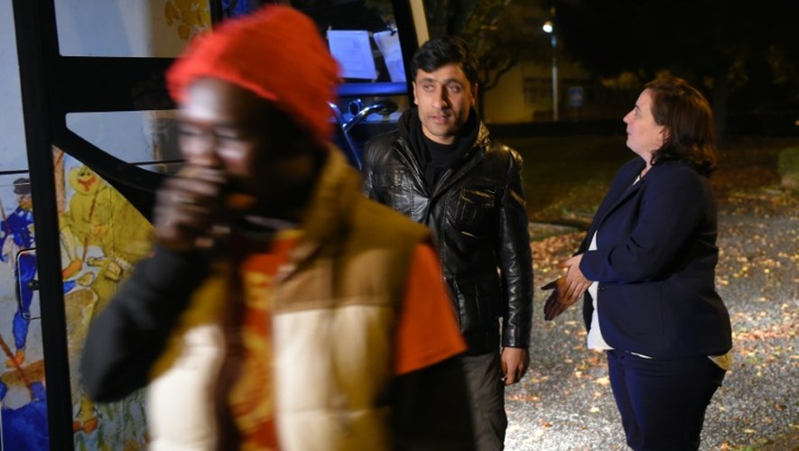 Des migrants évacués de la "Jungle" de Calais, accueillis par la ministre du Logement Emmanuelle Cosse à leur arrivée le 24 octobre 2016 à Nogent-le-Rotrou