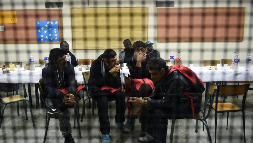Des migrants évacués de la "Jungle" de Calais, au leur arrivée au centre d'Accueil et d'Orientation le 24 octobre 2016 à Nogent-le-Rotrou