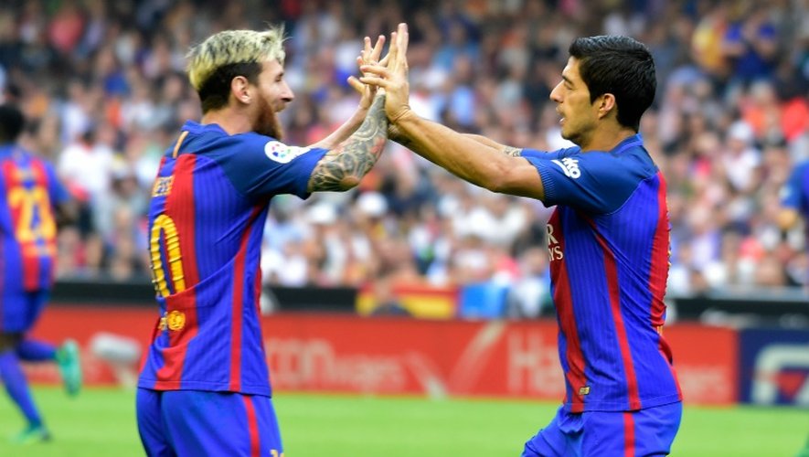 Lionel Messi et Luis Suárez célèbrent un but barcelonais face au Valencia CF, le 22 octobre 2016 à Valence