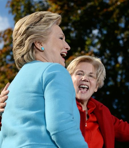 La sénatrice Elizabeth Warren (d) et Hillary Clinton, le 24 octobre 2016, lors d'une réunion de campagne à Manchester
