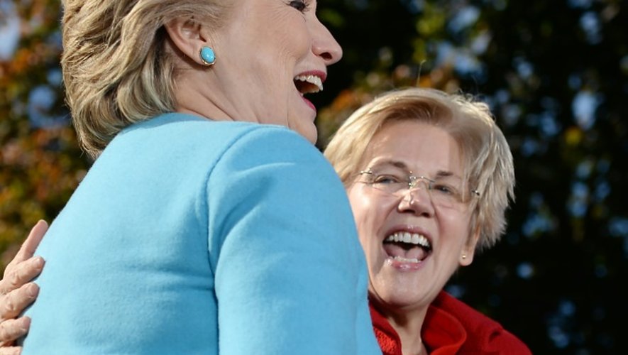 La sénatrice Elizabeth Warren (d) et Hillary Clinton, le 24 octobre 2016, lors d'une réunion de campagne à Manchester