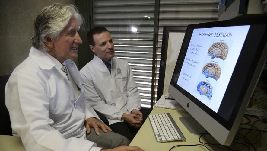 Le docteur colombien Carlos Villegas (d) et Francisco Lopera, le neurologue colombien à la tête du groupe de Neurosciences de l'Université d'Antioquia, le 2 décembre 2014 au laboratoire de Medellin en Colombie