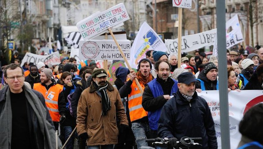 Des manifestants s'opposent à la construction  de ce qu'ils appellent un "mur de la honte" à Calais le 18 décembre 2014 à l'occasion de la Journée internationale des migrants