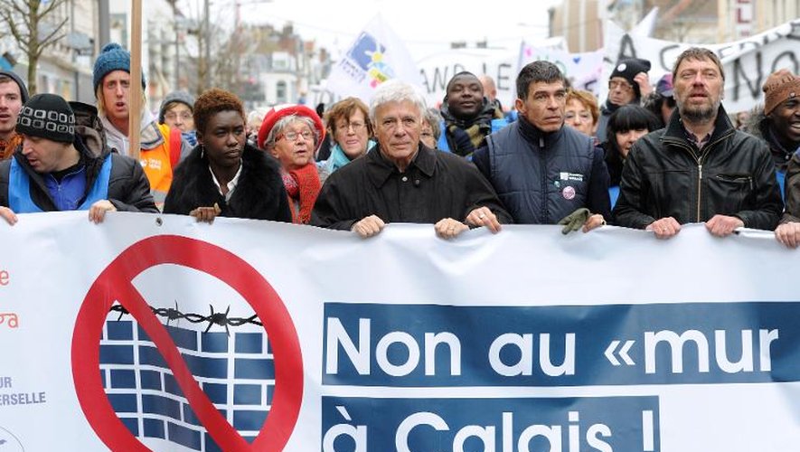 L'humoriste Guy Bedos (C) et des manifestants, le 18 décembre 2014 à Calais