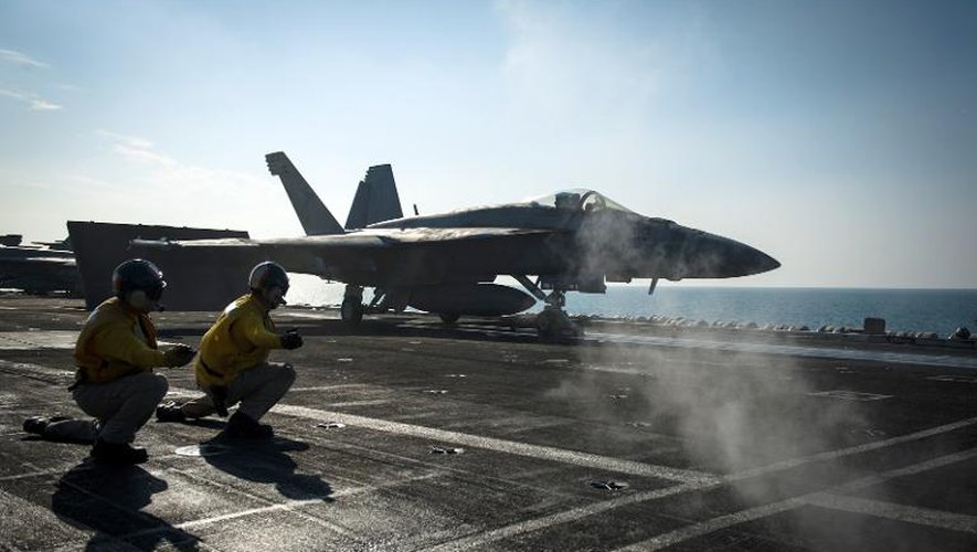 Un F-18 Super Hornet américain sur le point de décoller du porte-avion USS Carl Vinson au large de l'Irak le 27 novembre 2014