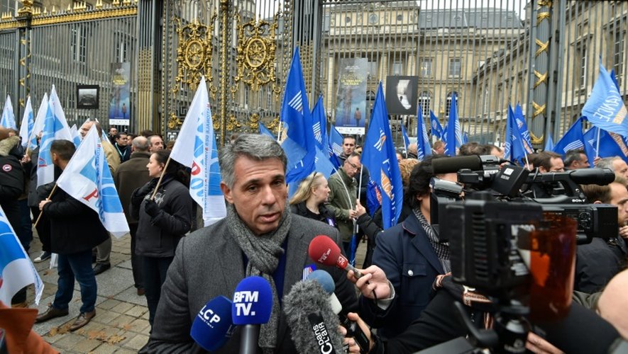 Le secrétaire général du syndicat de police Alliance, Jean-Claude Delage répond aux journalistes devant le TGI de Paris, le 25 octobre 2016