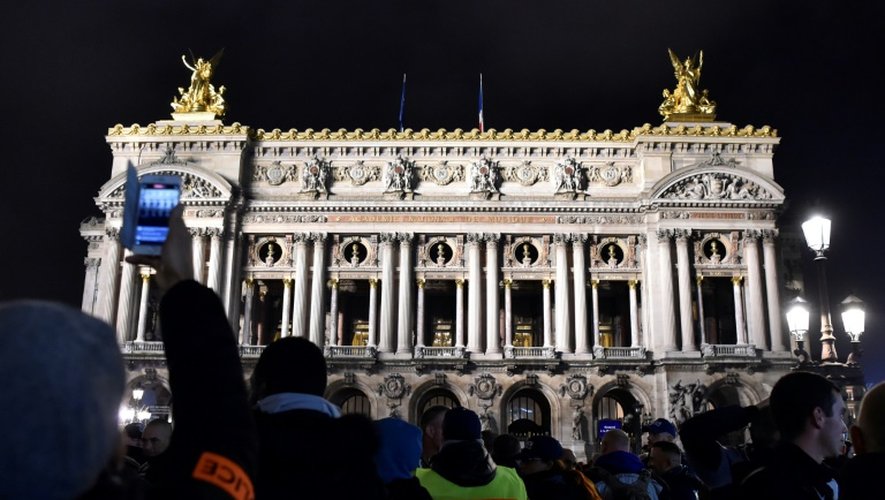 Des policiers se mobilisent devant l'opéra Garnier, dans la nuit du 24 au 25 octobre 2016, à Paris