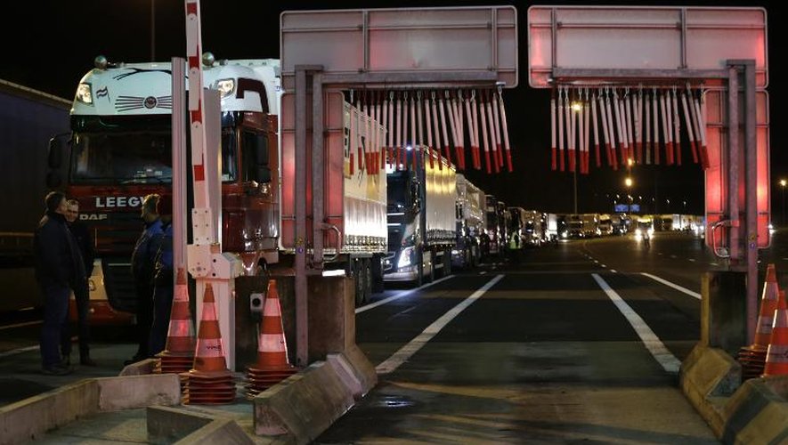 Des transporteurs avec leurs véhicules bloquent le péage de Saint-Arnoult (Yvelines), le 18 décembre 2014