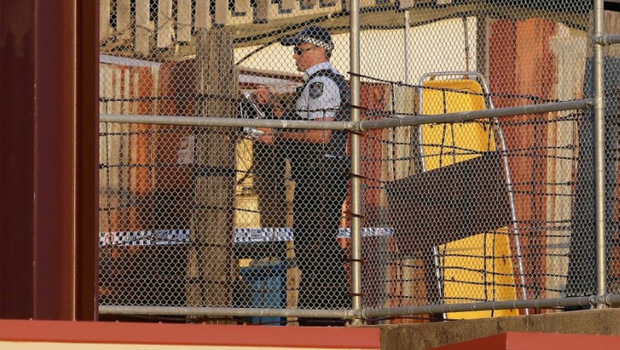 Un policier sur les lieux d'un accident survenu au parc d'attractions Dreamworld, le 25 octobre 2016 sur la Gold Coast australienne