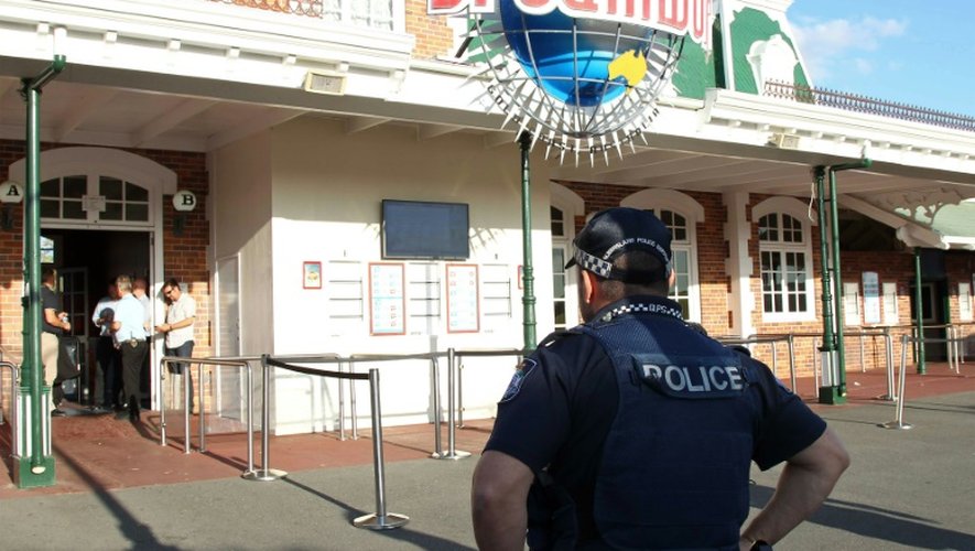 Un policier australien devant l'entrée du parc d'attractions Dreamworld sur la Gold Coast australienne où quatre personnes sont mortes dans un accident, le 25 octobre 2016