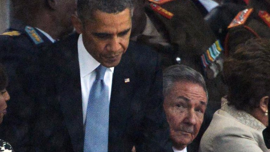 Les présidents américain Barack Obama et cubain Raul Castro le 10 décembre 2013 à Johannesburg