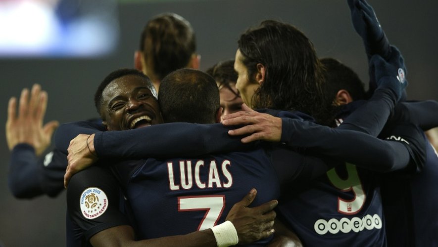 Les joueurs du PSG se congratulent après le 5e but inscrit contre Lyon, le 13 décembre 2015 au Parc des Princes