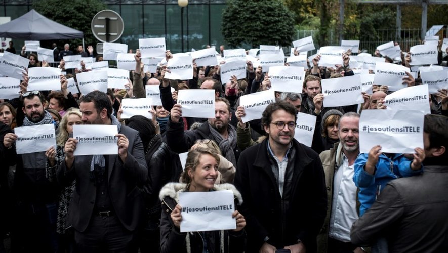 Des salariés d'iTELE tiennent des affiches "Je soutiens iTELE" devant le siège de la chaîne à Boulogne-Billancourt lors de la grève contre l'arrivée de Jean-Marc Morandini, le 19 octobre 2016