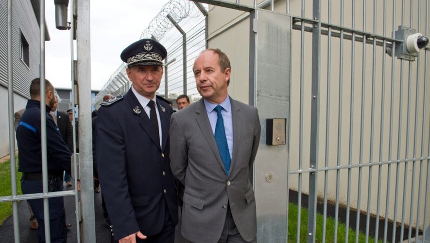 Le ministre de la Justice Jean-Jacques Urvoas visite le 17 octobre 2016 la prison de Riom, accompagné du directeur de l'établissement Pascal Moyon