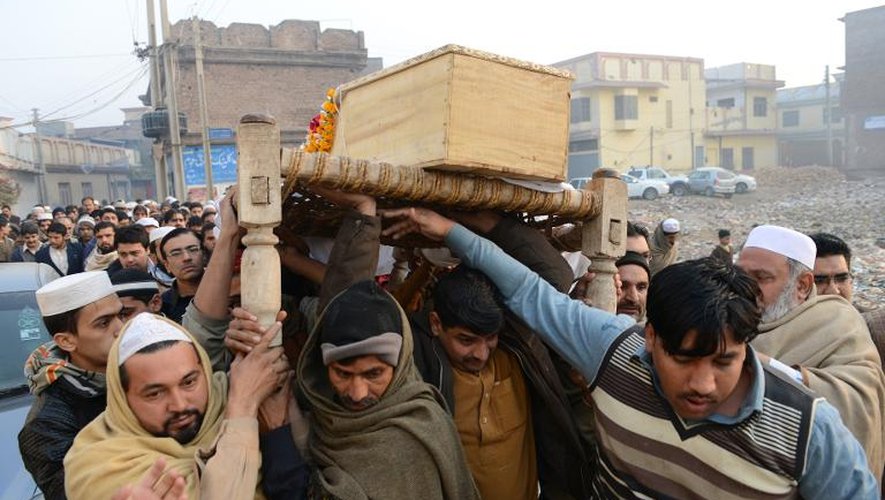 Funérailles le 17 décembre 2014 à Peshawar d'une victime du carnage commis la veille par les talibans dans une école pour enfants de militaires