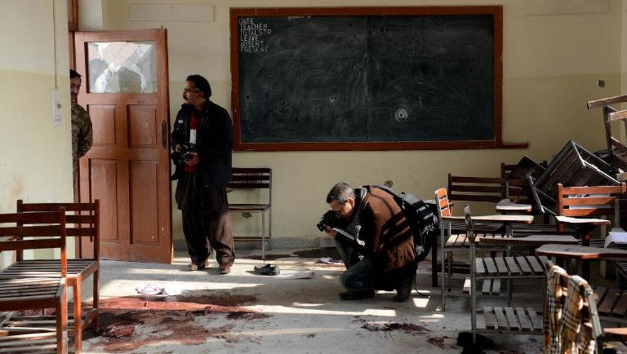 Une salle de classe ensanglantée le 18 décembre 2014 au lendemain de l'attaque des talibans dans une école de Peshawar