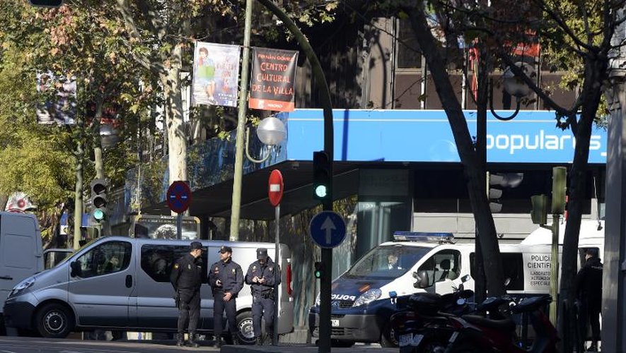 Des policiers devant le siège du parti conservateur rue Genova où un désespéré a lancé sa voiture le 19 décembre 2014 à Madrid
