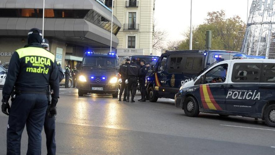 Des policiers bloquent la rue Genova où un désespéré a lancé sa voiture contre le siège du parti conservateur, le 19 décembre 2014 à Madrid