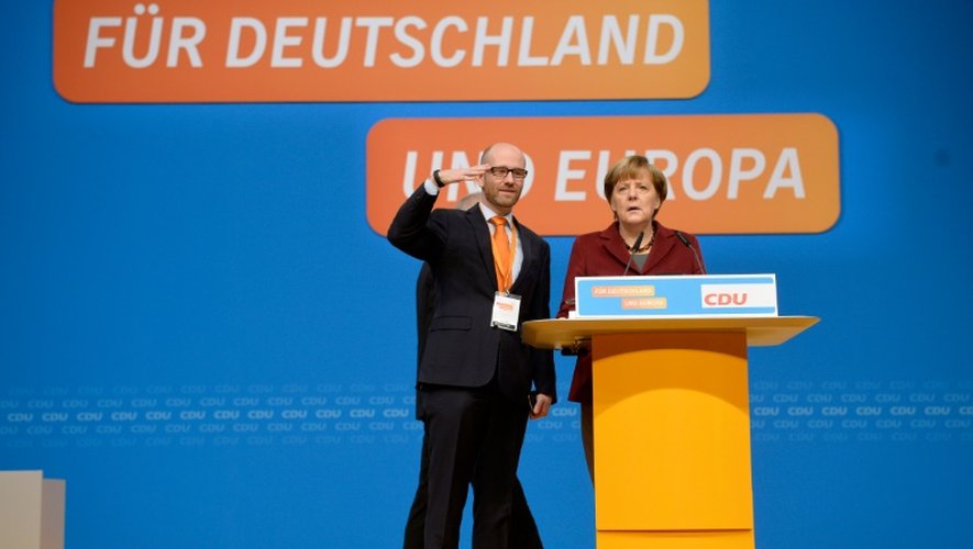 La chancelière Angela Merkel et le secrétaire général de l'Union chrétienne-démocrate (CDU), Peter Tauber, le 13 décembre 2015, à la veille de l'ouverture du congrès de leur parti, à Karlsruhe, au sud-ouest de l'Allemagne
