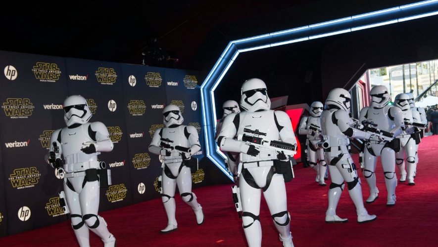 Des Storm Troopers débarquent à la première mondiale du nouvel opus "Star Wars" à Hollywood, en Californie, le 14 décembre 2015