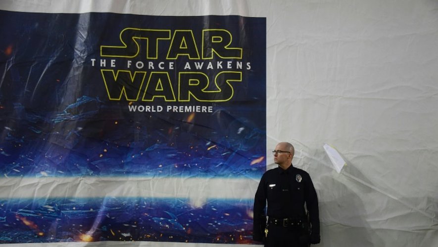 Un policier  à l'extérieur d'une tente déployée à l'occasion de la première de Star Wars, le long du Hollywood Boulevard en Californie, le 14 décembre 2015