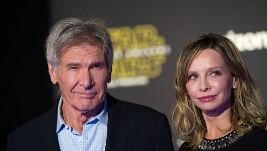 Les acteurs Harrison Ford et Calista Flockhart assistent à la première mondiale du dernier opus "Star Wars" à Holywood, en Californie, le 14 décembre 2015