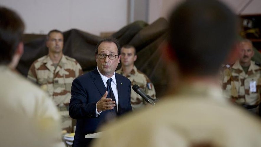 François Hollande donne un discours devant l'armée française au Niger, le 18 juillet 2014 à Niamey