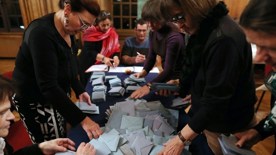 Dépouillement des bulletins de vote le 13 décembre 2015 à Rouen